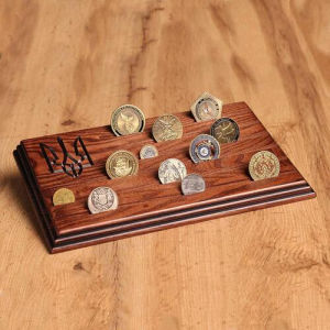 Подставка для коллекционных монет, медалей с гравировкой Трезуб деревянный Коричневый