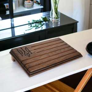 Подставка для коллекционных монет, медалей с гравировкой Трезуб деревянный Коричневый