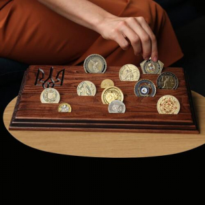 Подставка для коллекционных монет, медалей с гравировкой Трезуб деревянный Коричневый