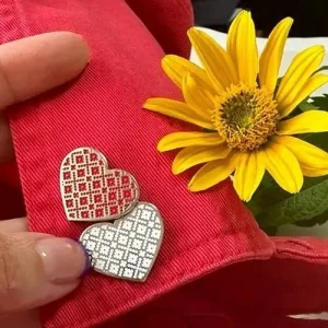 Значок металевий Серце з вишиванки червоний